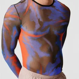 男性の印刷されたTシャツメッシュストリートウェアのスルースルーレングスリーブ男性服