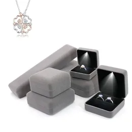 Flanell LED -smyckesbox med LED -ljus för älskare Gift Wedding Ring Pendant Earring Display Storage Smyckeslådor och förpackning 220727