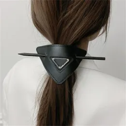 Lyx Designer Brev Hårklämma Flicka Triangel Spännband Med Mode Håraccessoarer Temperament Retro Kvinnor Huvudbonader 2 Färg