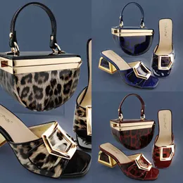 Klänningskor italiensk design leopard fläckar mönster kvinnor och väska matchning set patent läder för fest mode bekväm mitt 220722