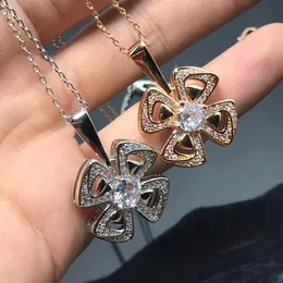 Europa America Moda Collana Orecchini Bracciale Donna Lady Impostazioni in ottone Pieno fiore di diamanti Set di gioielli in oro 18 carati Lettera B incisa