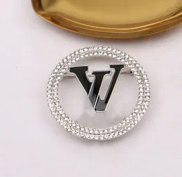 10style Simple l Double V Letter Balches Luxury Brand Brand Design Pins Women Crystal Rhinestone Abito perle Accessori per la moda Decorazione di gioielli Regali CCCCC