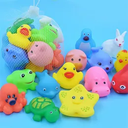 10 pcsset bebek sevimli hayvanlar banyo oyuncak yüzme suyu oyuncaklar yumuşak kauçuk şamandıra sıkma ses çocuklar yıkama komik hediye 220705