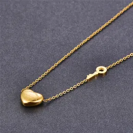 13 Mix Styles Women Luxury Designer Necklace Classic Heart Love Pendant Titanium Steel Fashion Couple Jewelry 2024