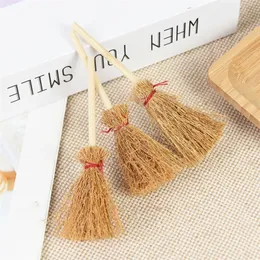 1020 st mini Broom Witch Straw Brooms Diy Hängande ornament för Halloween Party Decoration Costume Props Dollhouse Accessories 220816
