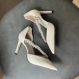 Nyaste lyxiga råa kalvläderkvinnor pumpar brudkristaller skor för bröllop täckt tå mode kvinnasko klackar 8 5 cm storlek 35-40245m