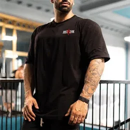 Негабаритная футболка мужчина летняя спортивная одежда бодибилдинг фитнес Свободный случай повседневного образа жизни носить футболку уличной одежды Hiphop Tshirt 220621