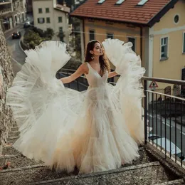 Puffy a Line a Beige Country Wedding Dress 2022 Romantic Tiers Ruffle Long Tulle Bridal Gowns Vネックノースリーブグレッドビーチブライドドレス