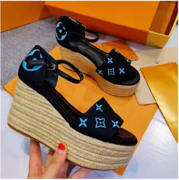 O mais recente designer de sola grossa de luxo Sapatos femininos Moda Moda de fundo de palha de palha de palha ao ar livre lazer de cânhamo de cânhamo com plataforma à prova d'água alta