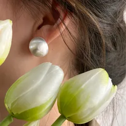 Nuovi orecchini estivi francesi con sfera satinata spazzolata, design di nicchia femminile, accessori avanzati per gioielli di moda semplici