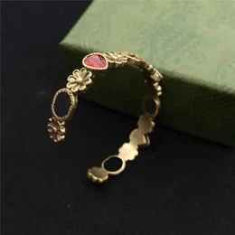 Delicati braccialetti con ciondoli a forma di fiore di rubino Braccialetto floreale a doppia lettera Bracciale da fidanzamento per appuntamenti da donna con scatola