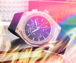 Moda mais quente Full Funcional Quartz Stopwatch Relógio Men 42mm Diamonds Ring Skeleton Rubber Rubberwatch Edition Limited Edition Presente de Natal