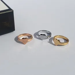 Ny högkvalitativ designerdesign Titanium Band Rings Classic Jewelry Fashion Ladies Rings Holiday Gift 2024