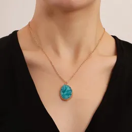 Collane con ciondolo Collana in pietra naturale Cluster blu irregolari Cristallo di quarzo Pendolo Fascino Clavicola Catena Donna Gioielli di guarigione ReikiPenna