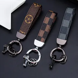 Luxury Designer Keychains Lovers Crafts Car Key Chain Handmade Leather Designers Keyrings Men Women Bags Rings Buckle Pendant Car Accessories Gifts