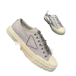 Designers Sapatos femininos Tênis de nylon de lona de algodão baixa com caixa de borracha Treinadores de borracha de borracha Triângulo Triângulo Sapato causal