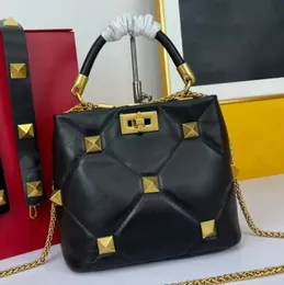 Büyük Perçin Çantası Çivi Çanta Tasarı Tasarımcı Zinciri Noble Ladies Markalı Omuz Crossbody Çantalar Yumuşak Buzağı Lüks Tote Kova Çantası Partisi Partisi Çapraz Vücut Çanta