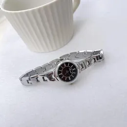 Relojes de lujo para mujer, reloj retro de temperamento simple de diseñador para mujer, reloj de cadena de acero pequeño resistente al agua para mujer vdsvvc