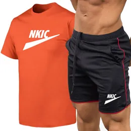 Män Jogger TrackSuit Sommar Mäns Sportkläder Casual Sats T-shirts + Shorts Två bitar Lösa Sport kostymer Märke Logo Skriv ut Kläder