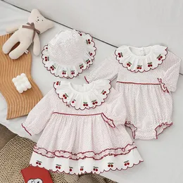 Sukienki dziewczyny Cekcya 2022 Spring Infant Girl Romper with Hat Baby Truskawek Hafturski Brot.