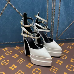 Sandali di lusso AEVITAS piattaforma impermeabile tacco alto design da passerella in raso personalizzato tacco spesso e doppio cinturino alla caviglia decorato con strass in vernice