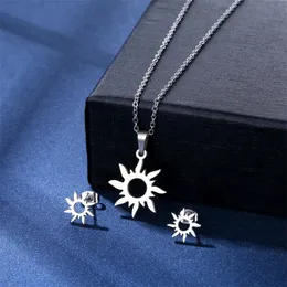 Halskette mit Sonnenanhänger aus Edelstahl, Ohrstecker, kleines Set, weibliches Nischendesign, Schlüsselbeinkette, modischer, cooler Schmuck für Damen und Herren