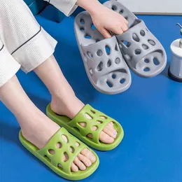 Mulheres chinelas de verão sandálias de sapatos de banheiro não -lips de casa internos pares de chinelos oco para homens lâminas secos e secos j220716