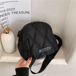 2022 Kvinnor nylon axelväskor quilted rymlig svart handväska dam Söt trender Smart telefon Essential Portable Zippy Everyday Crossbody Bag