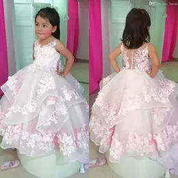 2022 Söta rosa blommaflickaklänningar för bröllopsspets 3d blommor Appliced ​​Little Girls Pageant Dress Tiered kjolar Vestidos de Desfile de Nina B051708