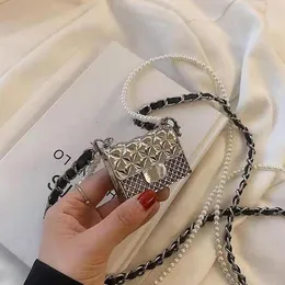 INS Internet Celebrity Mismo estilo Lady Bags Diamond Hollow Metal Mini bolso de cintura decorativo Cadena de perlas Moda All-Match Small243I