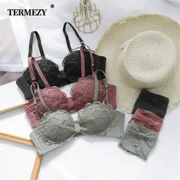 Termezy New Fashion Sexig underkläder Set Lace Wing Bh Set Women's Push Up Lace Underwear Personality Bra och Panty Set Brassiere T200602