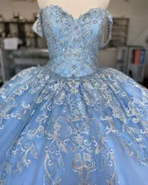 Baby Blue Lace Tulle sweet 16 klänningar från axeln blommig applikation tyll pärlor korsett bak vestidos de quinceanera bollklänningar284d