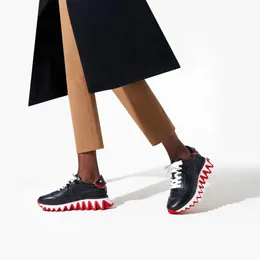 Vår och höst Män Kvinnor Klänning Skor Sneakers Loubishark Donna low-top sneakers kalvskinn läder matt spikes snörning Haj tand gummisula mode Sneakers Sko