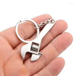 Keychains Silver Mini Multifunktion Skiftnyckel Keyring Metal Reparation Portable Hand Tool Jaw Spanner Home Justerbara nyckelkedjor Universal Miri22