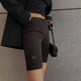 Yüksek Kaliteli Tasarımcı Üçgen Etiket Kadın Sıska Şort Moda Sporları Günlük Streç 5 Puan Fermuarı Yoga Bisiklet Pantolon