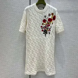 Camicie in maglia di cotone da donna Abito Abiti lunghi con ricamo floreale a lettera Ragazze Canotta da sfilata di Milano Canotta aderente a maniche corte Abiti firmati Camicia pullover