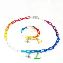 Europa America Moda Uomo Hip-hop Colore argento Hardwar V Iniziali Fiore lacca e cristallo Arcobaleno Charms Collana Bracciale Set M00275 M00276