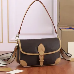 Kadınlar Çapraz Bag Omuz Under Koltuk Çantaları Messenger Çanta Çanta Zincir Kesesi Flap Lady Half Moon Sade Moda Letters Yüksek Kalite Çıkarılabilir Kayışlar