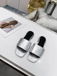 2022 Novo designer sandálias planas dedo dedo slingback sexy slingback confortável chinelos de borracha não deslizante preto branco chinelos de praia superdimensionados 35-44