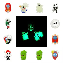 20ST christmas glow in the dark krokodil JIBZ berlocker Lysande 2D pvc Skotillbehör Dekorationer fluorescerande träsko stift Skor Spännen berlocker passar barn Sandaler