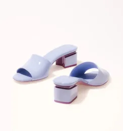 AAAAA+ Kvinnor Mules C tofflor Sandaler Pärlor Sliders Stuffies Toppkvalitet Lammskinn Svart Vit Platta Tofflor Dam Strandgummi Flip Flops Med Box 8880