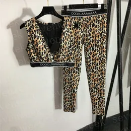 Sexig Leopard Print Vest Yoga Leggings för Kvinnor Designer Tracksuits Lady Charm V Neck Tops Slim Tights Sportbyxor