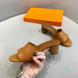 Sandália feminina 2022 Nova camada superior de verão sapatos de couro sapatos de praia fasion casual respirável antiderrapante solas macias sandália homens