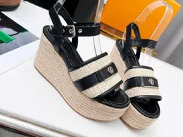 Realfine Sandals 5A 8156370 B 우현 웨지 샌들 여성 크기 34-42