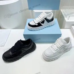 Prad Triangle läder sneakers män kvinnor designer logo skor reser platt snörning casual ljusa lack läder prads tjock botten sko plattform lady sports tränare