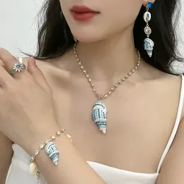 Collana con conchiglia in resina serie Costa Azzurra tempestata di diamanti Abito marino estivo transfrontaliero da donna in Europa e America