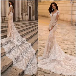 Lace Appliques Cathedral Train Mermaid Wedding Dresses 2022 V-Neck Button Back Tulle Bridal Gown Gorgeous BES121
