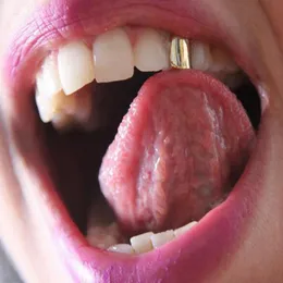 Single Metal Tooth Grillz Dental Top Bottom Hiphop Tänder Kepsar Kroppssmycken Guldpläterade Mode Vampyr Cosplay Tillbehör för män och kvinnor