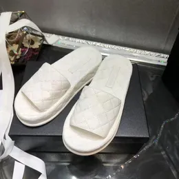 2022 Vår / Sommardesigner Lyxig Kvinnors Tofflor Läder Sandaler Klassiker Hushållsspromenad Fashion Casual Skor med Box Storlek 35-40