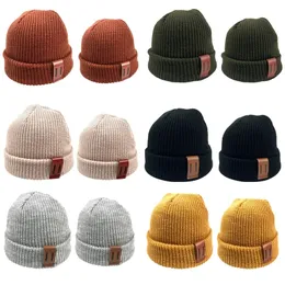 Kapaklar Şapkalar Bebek Örme Şapka Erkek Kızlar Sonbahar Kış Sıcak Çocuklar Beanie Yetişkin Çocuklar Parenchild Şapkalar Deri Etiket ile Bebek Kapağı 220914